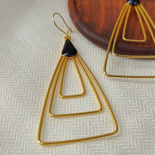 pendientes de hilos de latón en forma de triangulo y detalle esmaltado