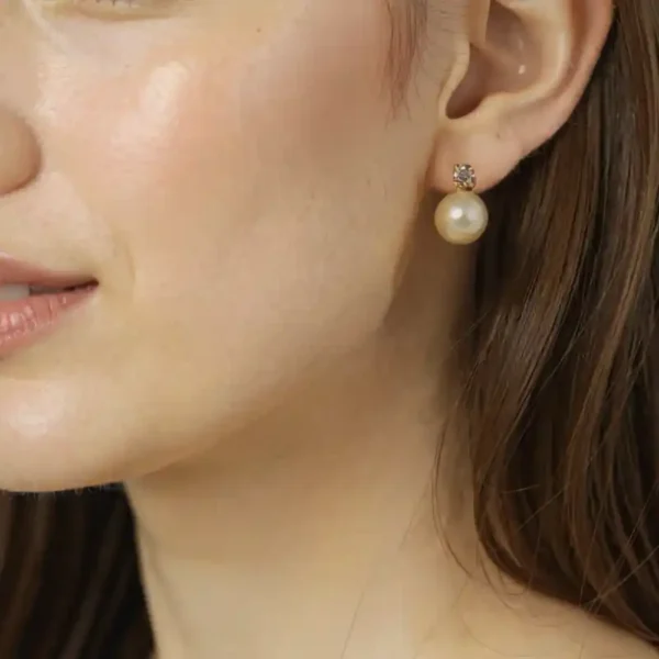 Mujer con pendientes de perla