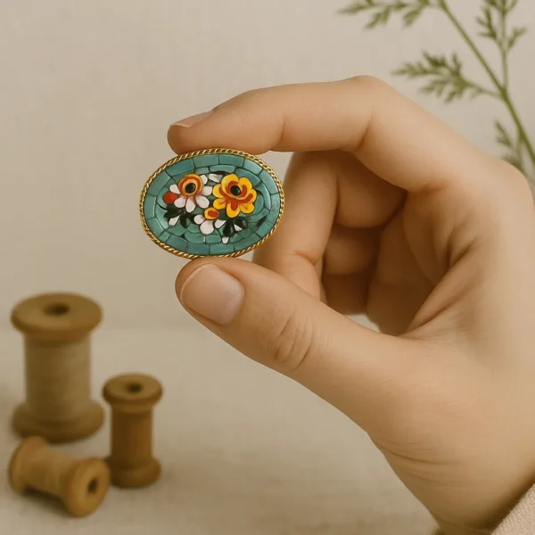 foto de una mano sujetando un broche vintage de murano