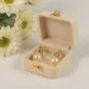 Pendientes de perlas sintéticas y circonitas en una cajas de terciopelo beige