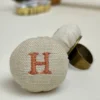 Acerico anillo Petit Atelier con letra personalizada bordada