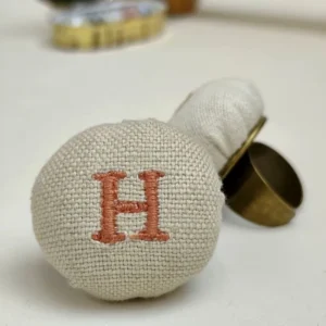 Acerico anillo Petit Atelier con letra personalizada bordada