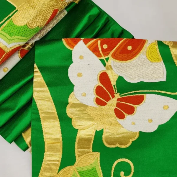 Obi Aokin de seda verde con hilos dorados