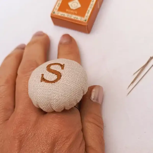 mano de mujer con anillo acerico