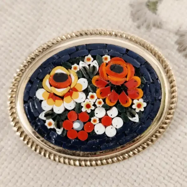 Broche vintage con micromosaico floral sobre base de latón dorado