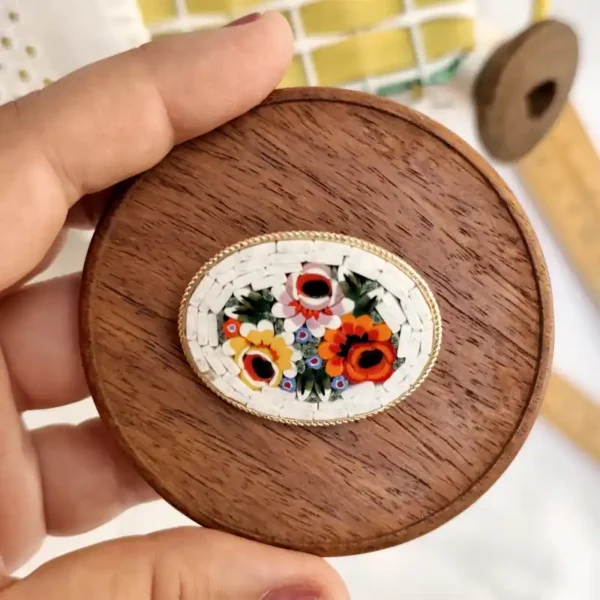 detalle del broche sobre una base de madera