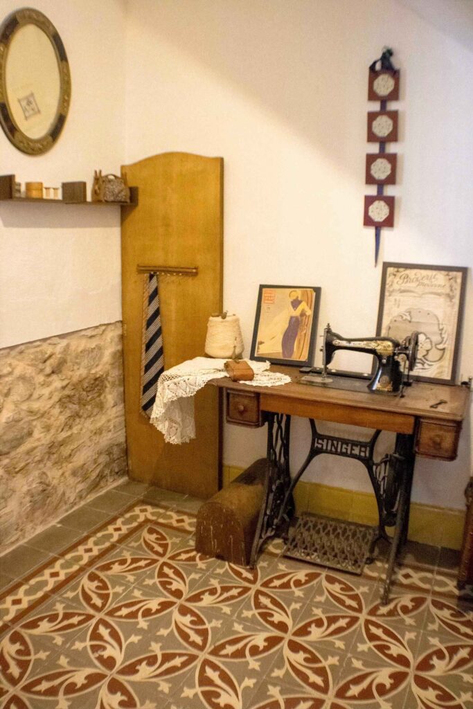El pequeño museo , con la maquina de coser y objetos antiguos