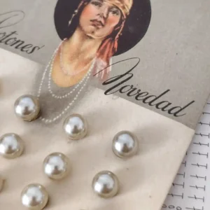 detalle botones de perla vintage