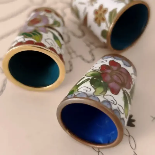 Tres piezas de dedales de cloisonné