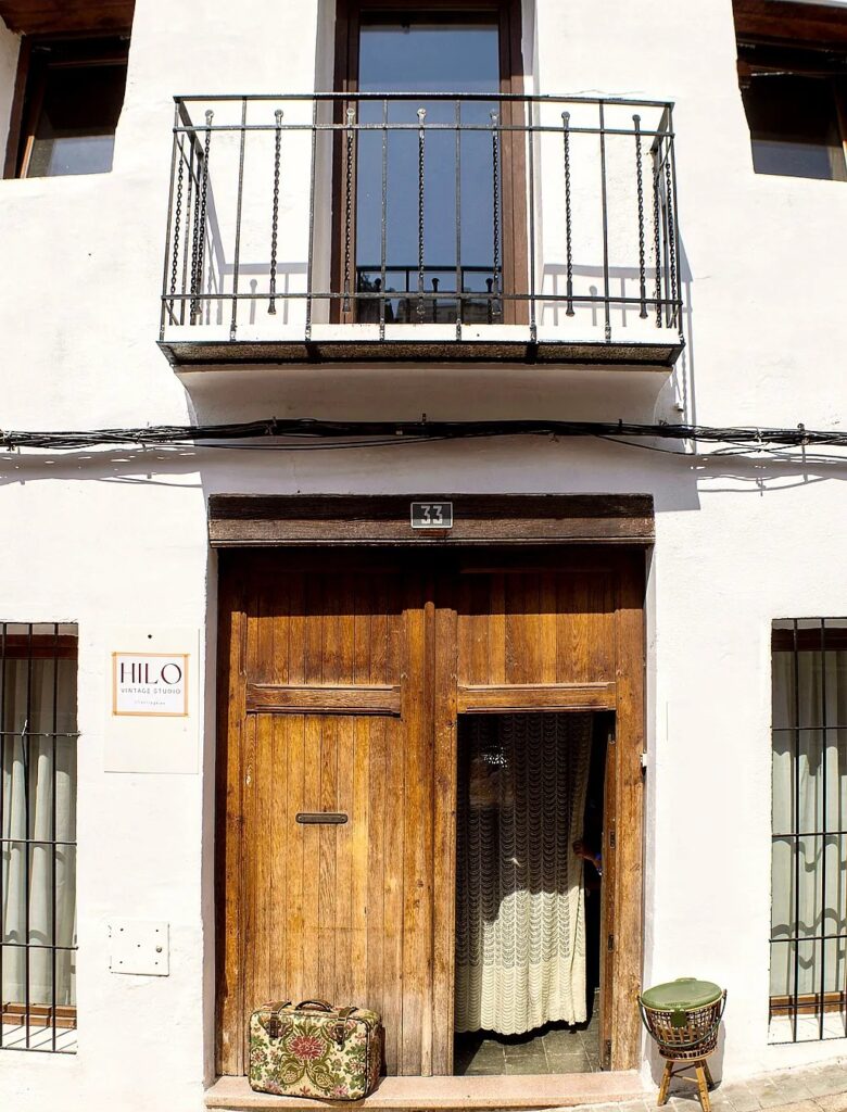 foto de la fachada del showroom , con la puerta de entrada abierta