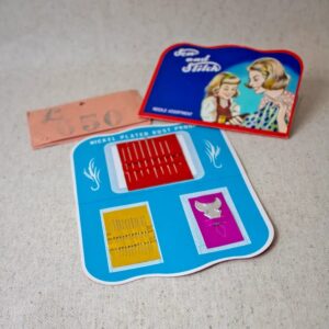 estuche de agujas vintage con portada de madre e hija cosiendo