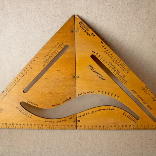 Regla de sastre de madera, objeto vintage mostrado abierto