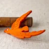 Broche plástico tallado color naranja