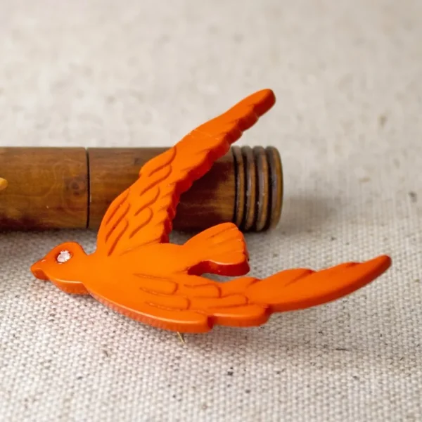 Broche plástico tallado color naranja